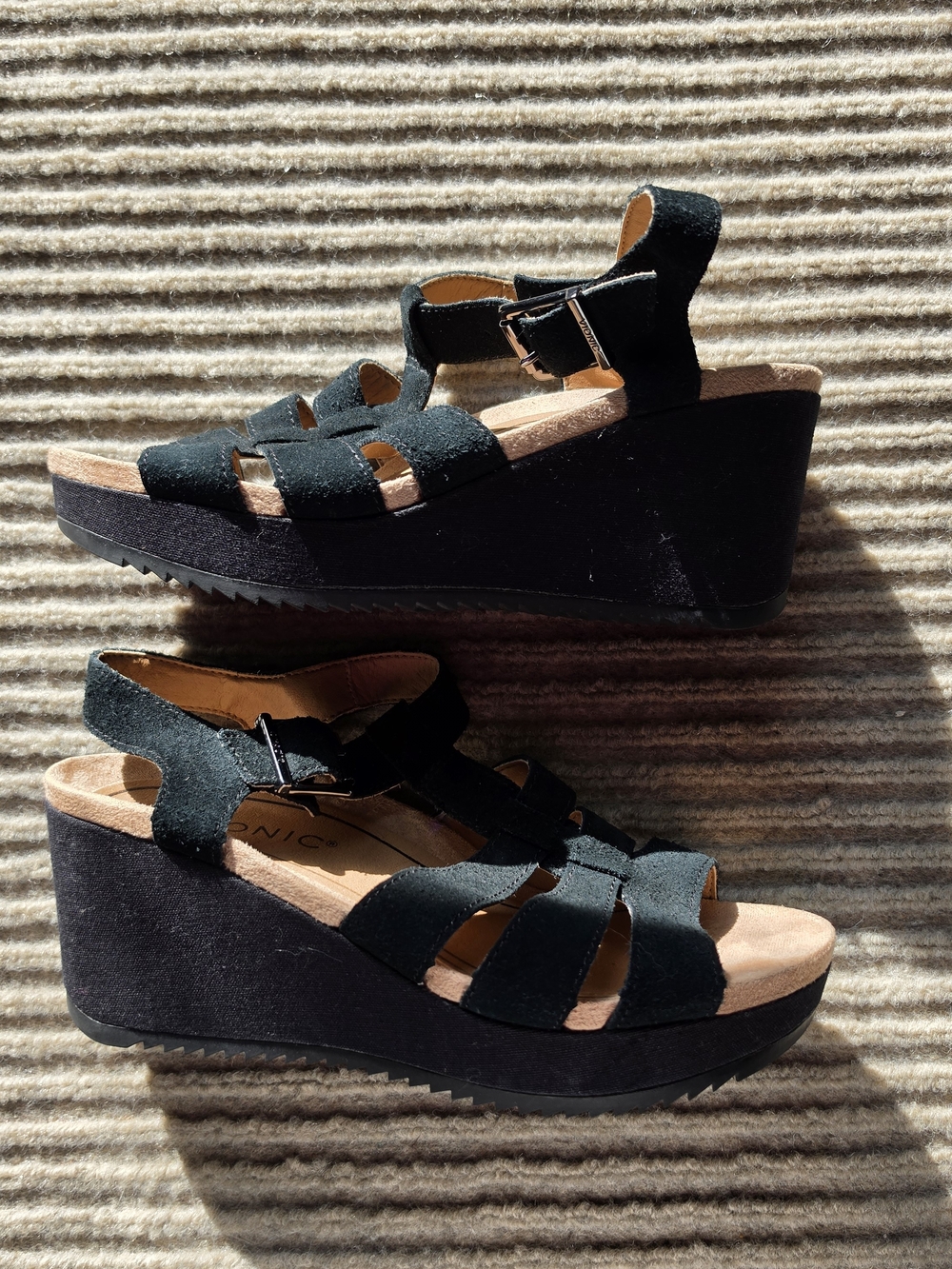 Vionic Tawny Black Suede Wedge Sandals Women's 7 Wide T-Strap Buckle Comfort